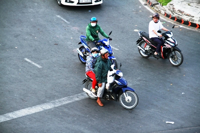 Trời se lạnh, người người súng sính áo khăn ra đường ngày mùng 1 Tết ảnh 7